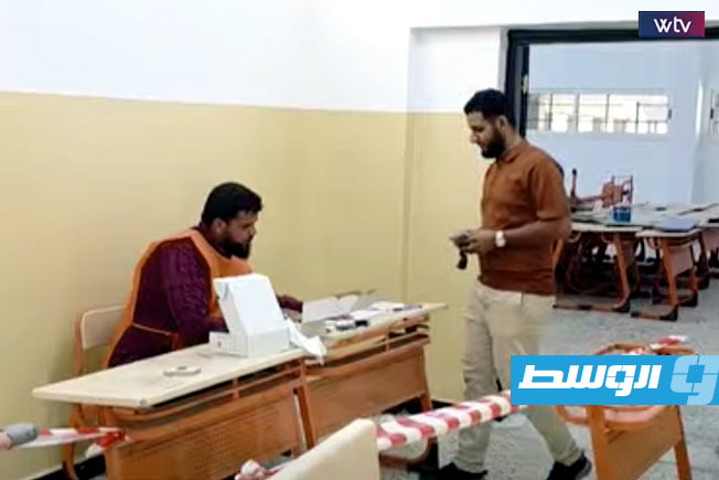 «قناة الوسط» ترصد تسليم بطاقات الناخبين في مركز اقتراع بسبها (فيديو)