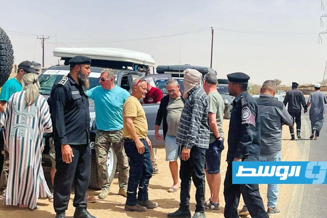 وفد سياحي أجنبي يزور بحيرات وأدهان أوباري