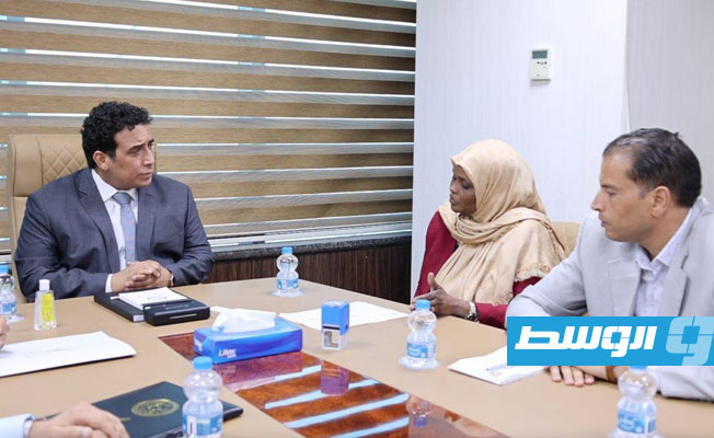 وزيرة الثقافة تطلع المنفي على جهود الوزارة لدعم مشروع المصالحة الوطنية