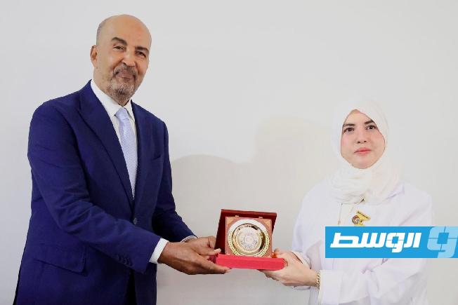 بالصور.. الكوني يمنح وسام العمل الصالح لـ«رانيا الخوجة»