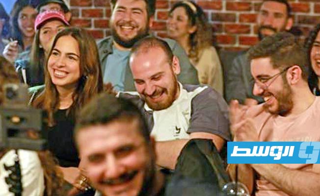 أول فريق «ستاند أب كوميدي» في سورية يواجه أزماتها بالدعابات
