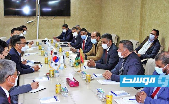 وفد كوري جنوبي يجتمع مع إدارة الشركة العامة للكهرباء ويزور موقع محطة غرب طرابلس البخارية