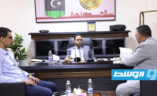 العابد يحيل تقريرا مفصلا عن تعيينات «حكومة الثني» إلى وزارة الخدمة المدنية