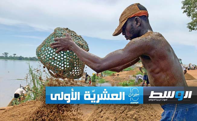 «صيد» الرمال من نهر أوبانغي في أفريقيا الوسطى... مهنة تعرّض ممارسيها للخطر
