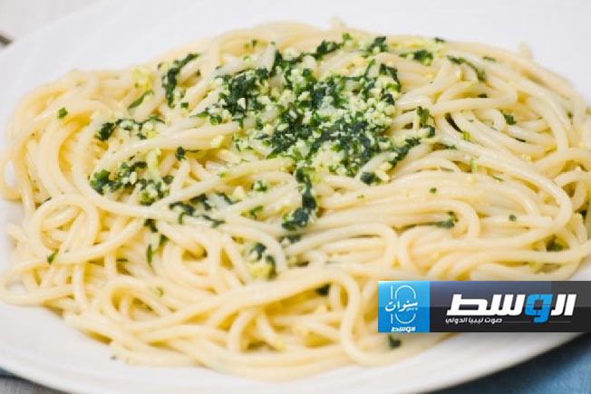 معكرونة بالثوم والمعدنوس والبارميزان