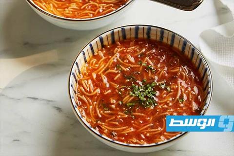 شعرية بالطماطم و المعدنوس