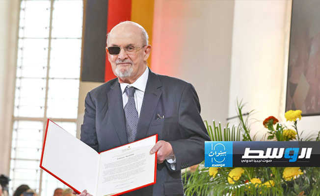 إصدار كتاب لسلمان رشدي عن تعرّضه لعملية طعن بعد أيام في الولايات المتحدة