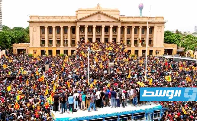 شاهد: رئيس وزراء سريلانكا يتنحى عن منصبه بعد اقتحام متظاهرين القصر الرئاسي (فيديو وصور)