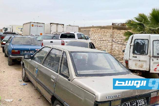 حجز سيارات يشتبه في استخدامها لغرض التهريب عبر منفذ رأس اجدير