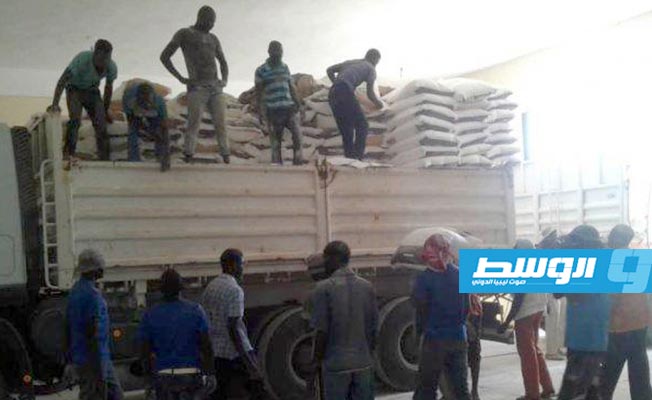 بلديات سبها وغات تتسلم حصصها التموينية