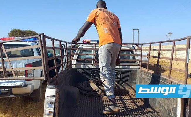 القبض على متهم بسرقة الكابلات الكهربائية في بنغازي (صور)