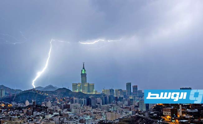 شاهد: رياح عاتية وبرق وأمطار غزيرة تضرب مكة المكرمة وتطيح بالعمال في الحرم