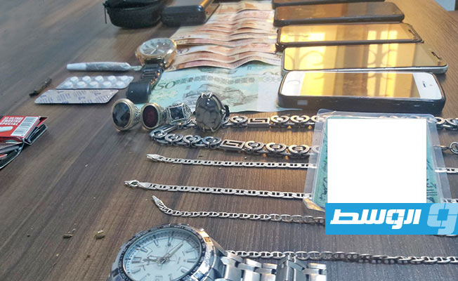 القبض على تشكيل عصابي يسرق المنازل في بنغازي وسرت بعد مقاومة مسلحة (صور)