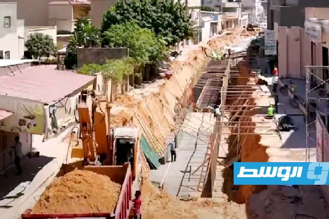 فيديو.. استمرار العمل في خط تصريف مياه الأمطار بتقاطع البيفي