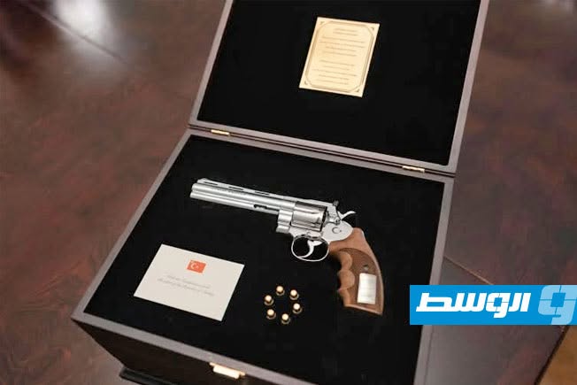 مسدس و6 طلقات.. هدية إردوغان تثير «استغراب» قادة الـ«ناتو