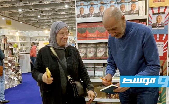 توقيع «مناكفات الربع الأخير» للروائي الكبير جمعة بوكليب في معرض القاهرة للكتاب (صور وحوار)