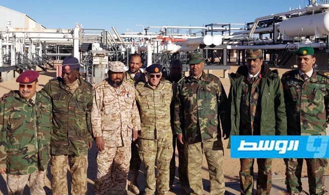 وفد من القيادة العامة يزور حقل الشرارة ويتجول في مرافقه