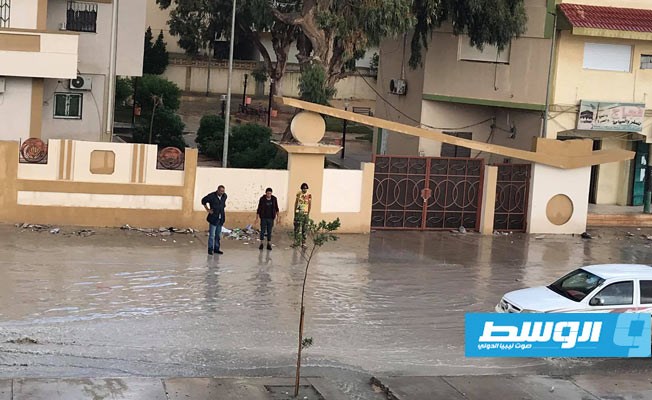 أمطار غزيرة تغرق شوارع طبرق
