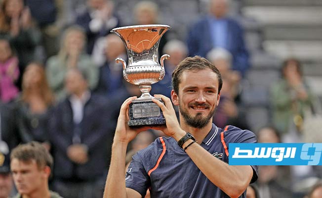 دورة روما للتنس: مدفيديف يحصد باكورة ألقابه على الملاعب الترابية بفوزه على رونه