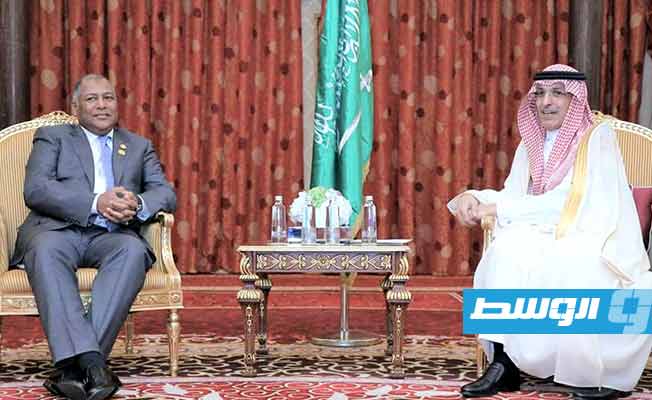 المبروك يبحث مع وزير المالية السعودي تعزيز التعاون الاقتصادي