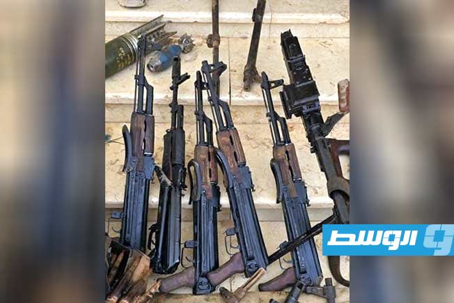 اكتشاف مخازن كبيرة من الأسلحة والذخائر مخبّأة تحت الأرض بمنزل في سبها (صور)