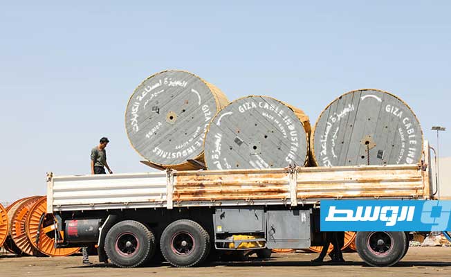 مخازن شركة الكهرباء تستقبل شحنة كابلات من مصر