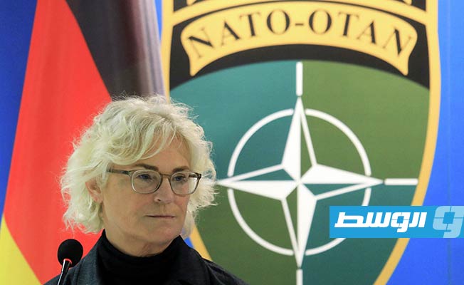 وزيرة الدفاع الألمانية: بوتين أطلق تهديده النووي لأنه يعاني من جنون العظمة