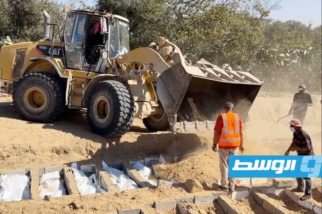 بالصور.. دفن 50 شهيدا من الأسرى الفلسطينيين بمقابر جماعية في قطاع غزة بعد فشل التعرف عليهم