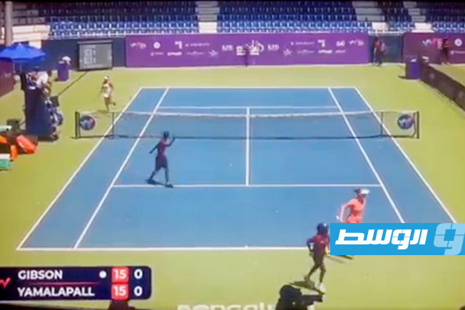 فيديو.. أسراب النحل تغزو مباراة للتنس بالهند
