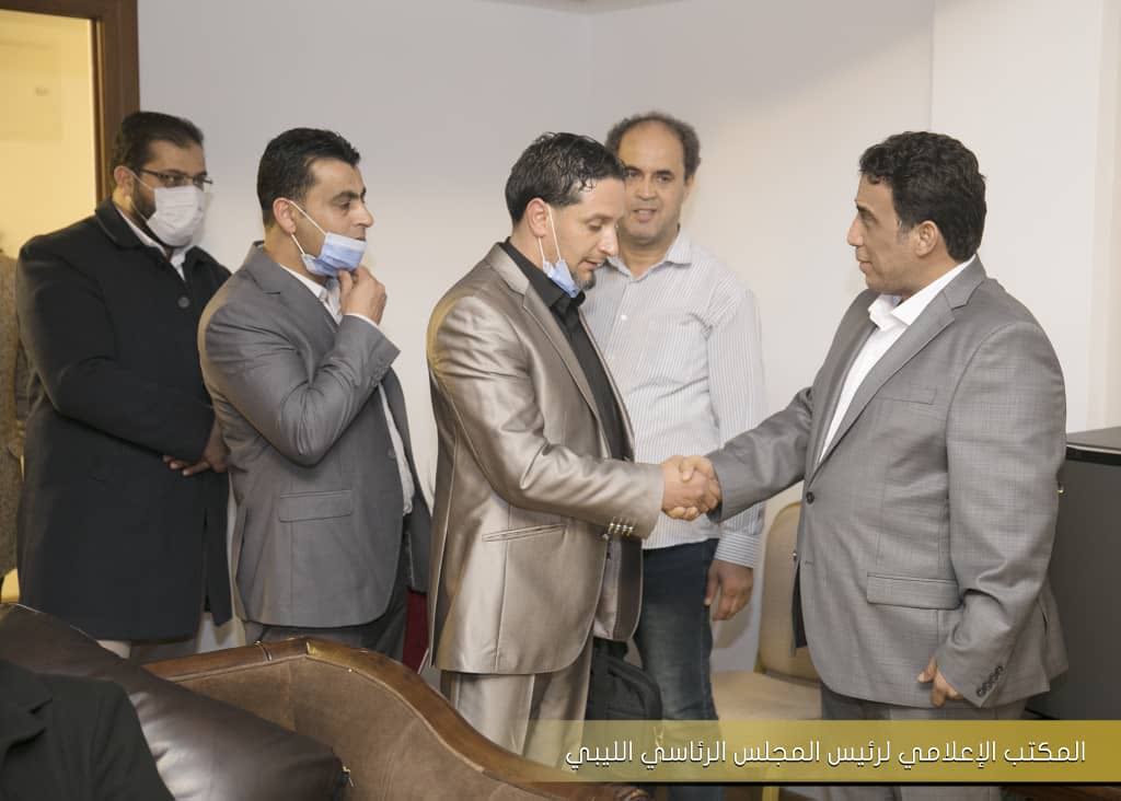 المنفي يستقبل وفداً من درنة