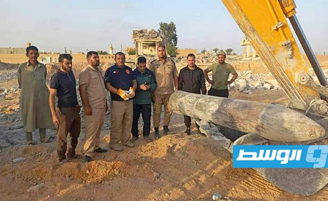 انتشال صاروخ من مخلفات الحرب عُثر عليه أثناء إزالة مبنى وسط بني وليد