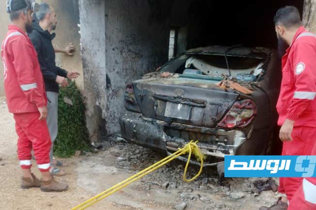 بالصور: حريق منزل بداخله سيارة في الأصابعة