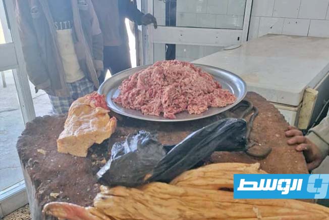 النيابة تحقق مع 5 متهمين ببيع سلع غذائية بلا صلاحية في طبرق