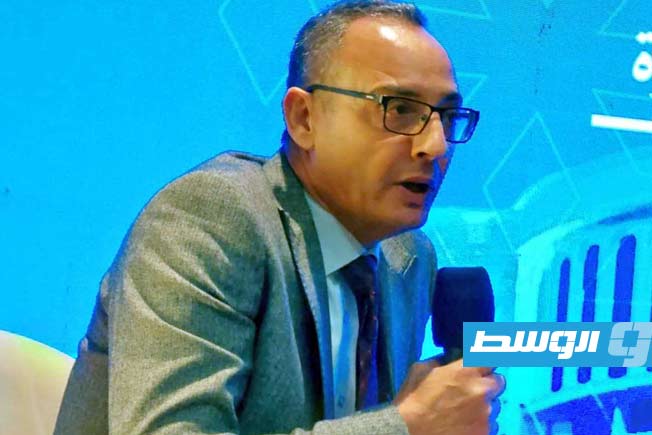 بوحمرة يحاضر عن ثنائية الأدب والقانون