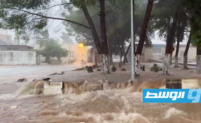 المياه تغمر مركز البيضاء الطبي إثر انهيار السور الخلفي للمبنى (فيديو)