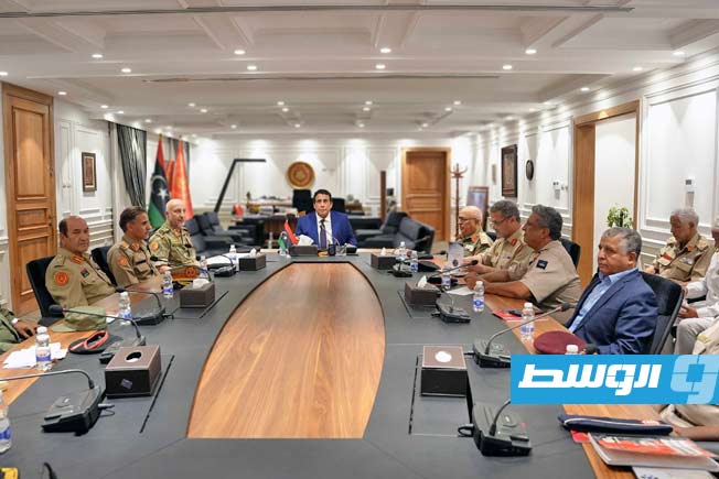 المنفي يستعرض مع عدد من ضباط الجيش سبل إعادة هيكلة المؤسسة العسكرية