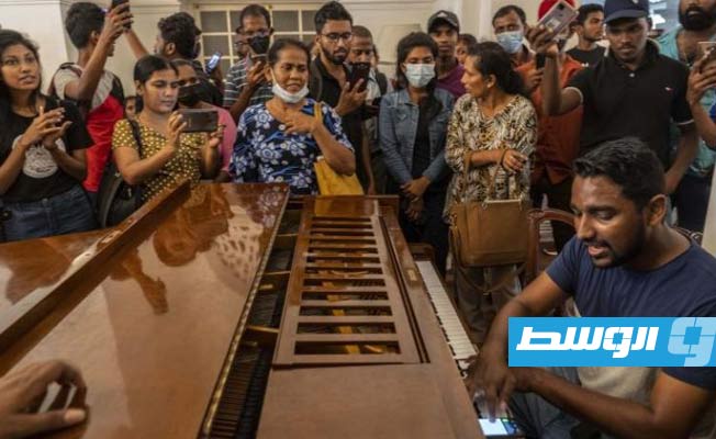 المتظاهرون في سريلانكا يقررون مغادرة مبان حكومية بعد اقتحامها