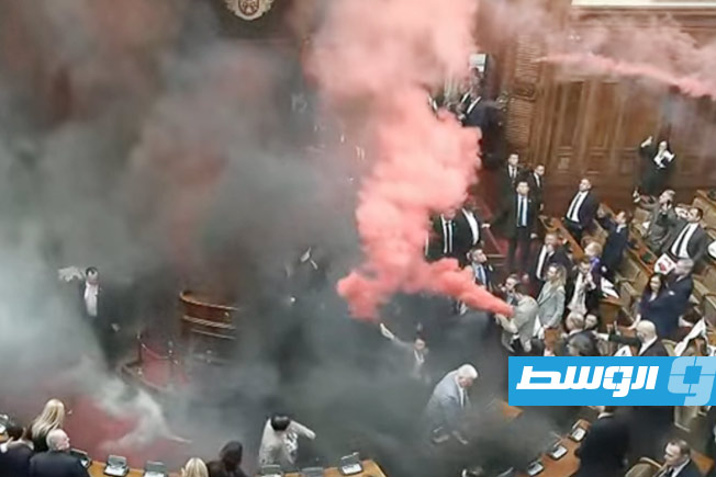 بالصور.. نواب المعارضة يلقون قنبلة دخان في البرلمان الصربي