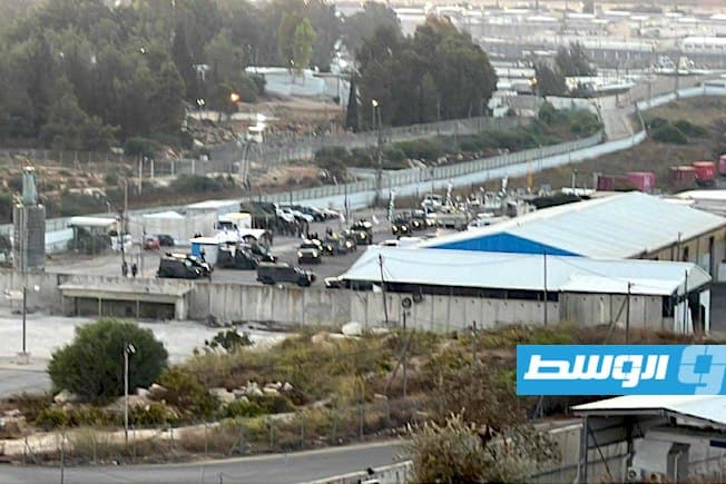 أسرى فلسطينيون يستقلون الحافلات قبل الإفراج عنهم من السجون الإسرائيلية