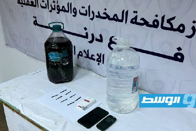 توقيف شخصين بحوزتهما مخدرات وخمور محلية في درنة