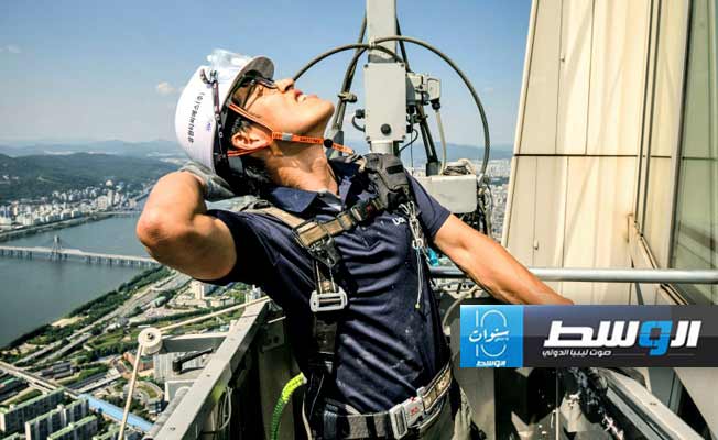 يعاني «فوبيا المرتفعات» وينظف نوافذ خامس أطول مبنى في العالم