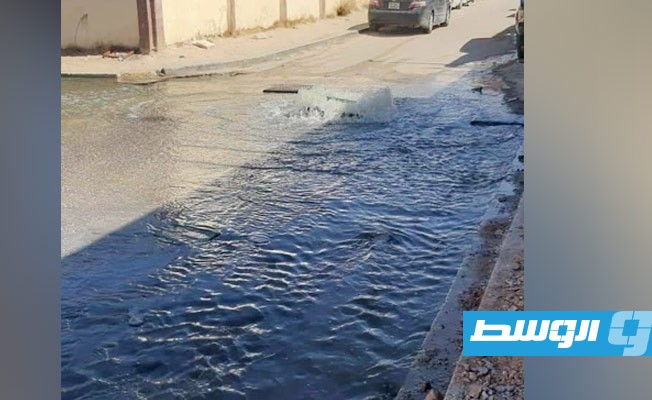 مياه الصرف تغرق الطريق الدائري الأول في بنغازي