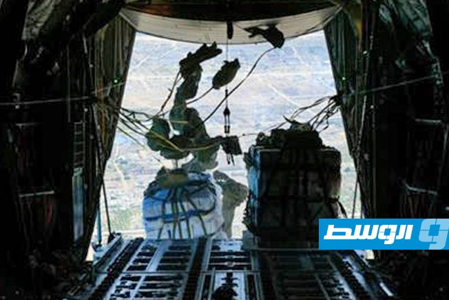 «تدافع وزحام وسقوط على رؤوس المواطنين».. الدفاع المدني في غزة ينتقد آلية إسقاط المساعدات جوًا