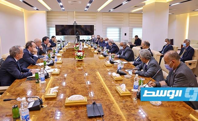 مؤسسة النفط تبحث مع «توتال» إعادة تأهيل حقل مبروك النفطي