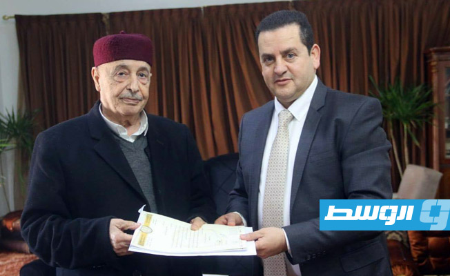 الحويج يسلم عقيلة صالح مشروع تعديل قانون العمل السياسي والقنصلي