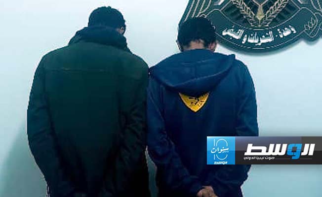 ضبط متهمين بتهريب الخمور والمخدرات في شحات