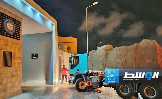 تسليم أجهزة ومعدات لكلية الطب في درنة