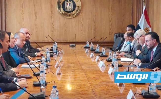 وفد وزاري برئاسة أبوهيسة في مصر لبحث التعاون الصناعي