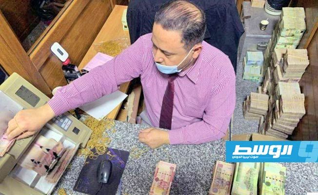 «رويترز»: تراجع أزمة السيولة بعد توحيد سعر صرف الدينار