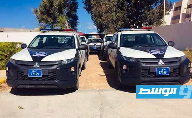 وكيل وزارة الداخلية يدعم مديرية أمن سرت بـ5 سيارات حديثة